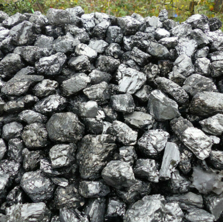 morceaux de charbons empilés - livraison de charbon les essarts le roi