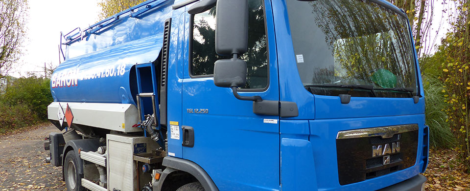 camion d'intervention vu de trois quarts - livraison de super fioul montfort l amaury